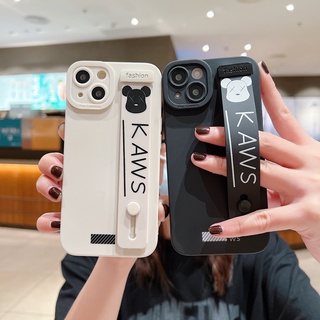 มินิมอล แบรนด์ไทด์ หมีรุนแรง kaws สายรัดข้อมือ เคส iPhone 7 8 plus se 2020 x xs xr max 11 pro max 14 13 12 12 pro max case ซิลิกาเจล หญิง นางแบบคู่ เปลือกนิ่ม เคส