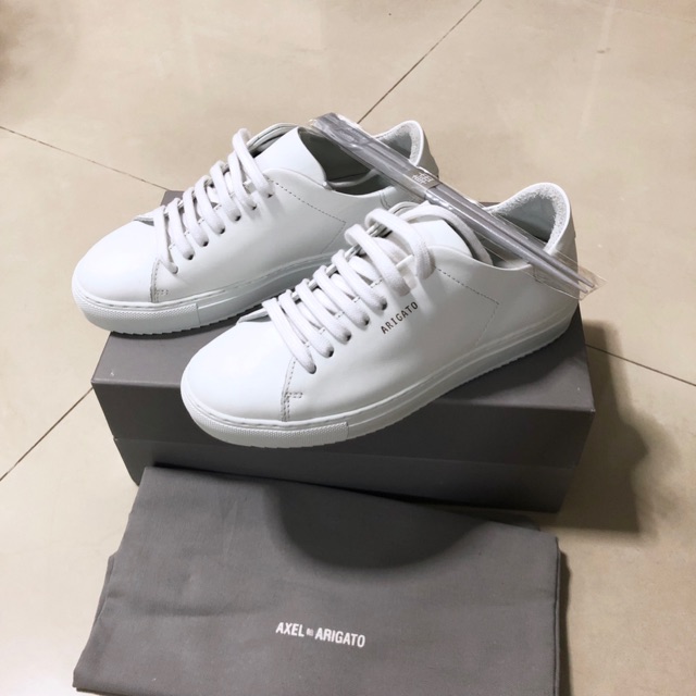 รองเท้าผ้าใบ สีขาว หนังแท้ axel arigato size 35