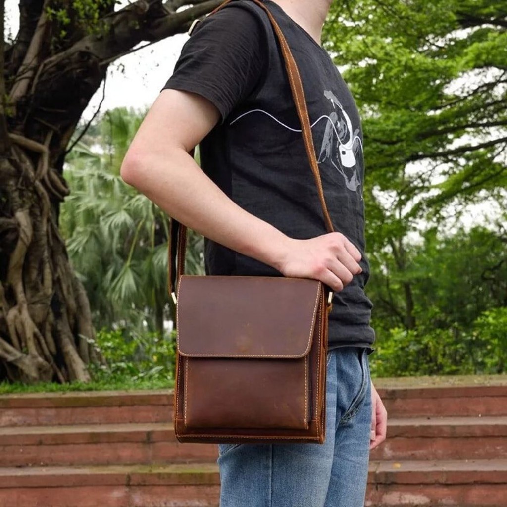 กระเป๋าสะพายข้างผู้ชาย กระเป๋าหนังแท้ (หนังวัวนูบัค) กันน้ำได้ 100% สีน้ำตาลอ่อน  รุ่น Gm037-1 | Shopee Thailand
