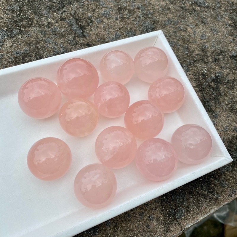 หินโรสควอตซ์ทรงกลม (Rose Quartz Sphere)