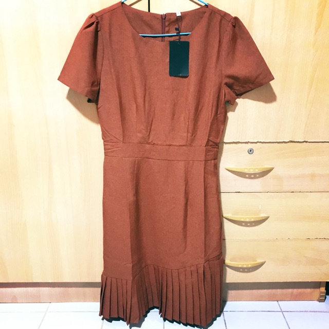 เดรสชายอัดพลีส สีส้มอิฐ ไซส์ m ร้าน phawi shop