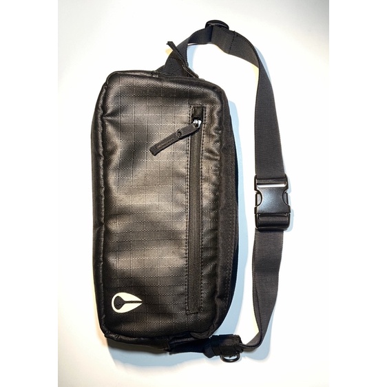 กระเป๋าคาดอก Nixon สภาพใหม่