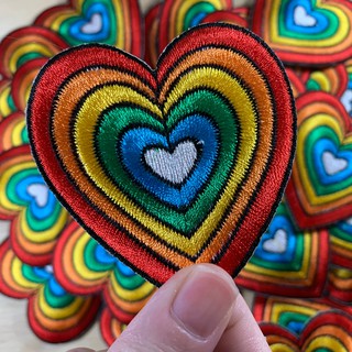 ตัวรีดหัวใจสายรุ้ง คิ้วท์ๆ หลากสี Rainbow Heart Patch ตัวรีดติดเสื้อ wop ตัวรีด อาร์ม น่ารัก LGBTQ สีรุ้ง DIY ตกแต่งผ้า