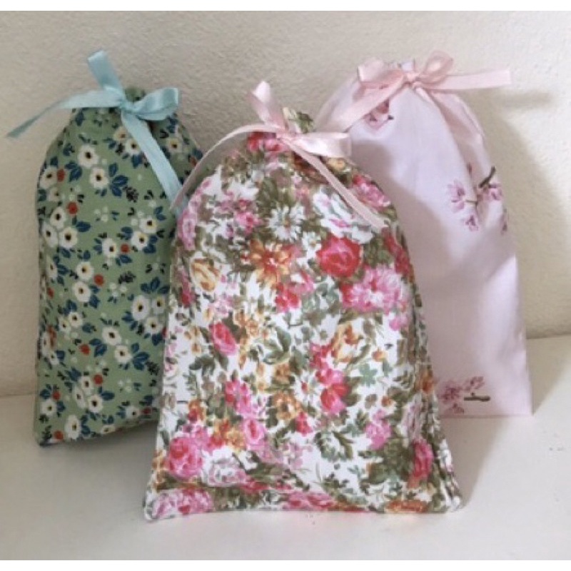 ของชำร่วย ของที่ระลึก ถุงผ้าหูรูดงานHandmadeแพคใส่กล่องหูหิ้วแสนสวย