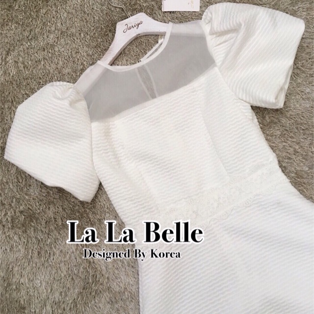 มินิเดรสเจ้าหญิงสีขาวคอกลมแขนสั้นพองๆตุ๊กตาช่วงบนอกตัดต่อผ้าซีทูกระโปรงทรงเอBrand : L.B.T Teg : jari