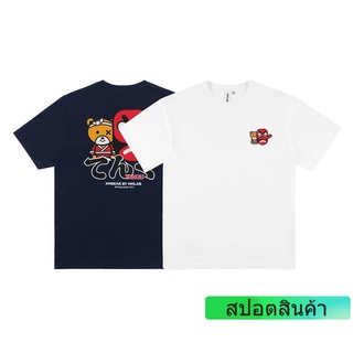 Mmlabcrew XMBEAR เสื้อยืดคอกลม แขนสั้น ผ้าฝ้าย พิมพ์ลาย สีขาวกรมท่า