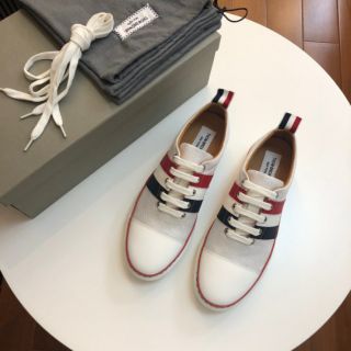 NEW THOMBROWNE PEBBLED RWB DIAGONAL STRIPE RUBBER CUPSOLE TRAINER SNEAKER
พร้อมส่งค่ะ
งาน : Original