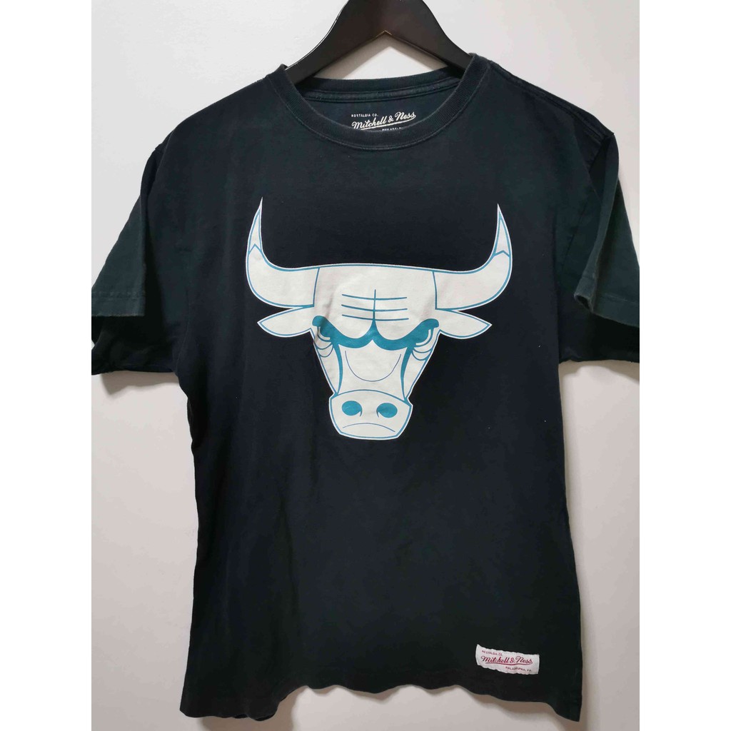 เสื้อ วินเทจ มือสอง เสื้อยืด nba chicago bulls ยี่ห้อ mitchell&ness โลโก้เรืองแสง ในที่มืด Bulls glo