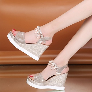 ♙▧☁Wedge รองเท้าแตะส้นสูงผู้หญิง 2022 ฤดูร้อนใหม่ส้นสูงส้นแบนเค้กฟองน้ำหนาด้านล่างกันน้ำแพลตฟอร์มพู่ one-word หัวเข็มขัด