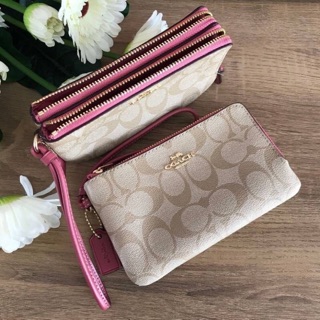 พร้อมส่ง แท้ % New Coach กระเป๋า คล้องมือ 2 ซิป S DOUBLE CORNER ZIP WRISTLET IN SIGNATURE CANVAS F87591 ROUGE/LM