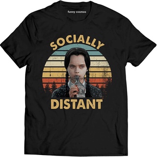 Socially Distant Vintage เสื้อยืดลําลองสําหรับผู้ชายผู้หญิงแขนสั้นคอกลมพิมพ์ลาย Wednesday Addams Family(1)