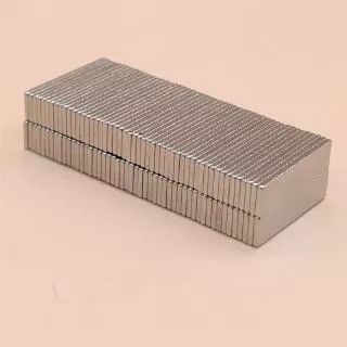 5ชิ้น แม่เหล็กนีโอไดเมียม 20x5x1มิล Neodymium magnet 20x5x1mm แม่เหล็ก สี่เหลี่ยม 20*5*1มิล แม่เหล็กแรงสูง 20*5*1mm