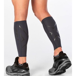 2XU Compression Calf Guards- Steel/Black Reflective (Hyoptik) เนื้อผ้าแบบเดียวกับกางเกงรัดกล้ามเนื้อ X-สะท้อนแสง