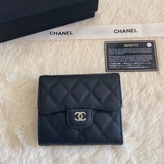 กระเป๋าสตางค์ CHANEL SHORT WALLET WALLET CAVEAR        เป็นกระเป๋าสตางค์รุ่นคลาสสิคและฮิตมากๆ💚