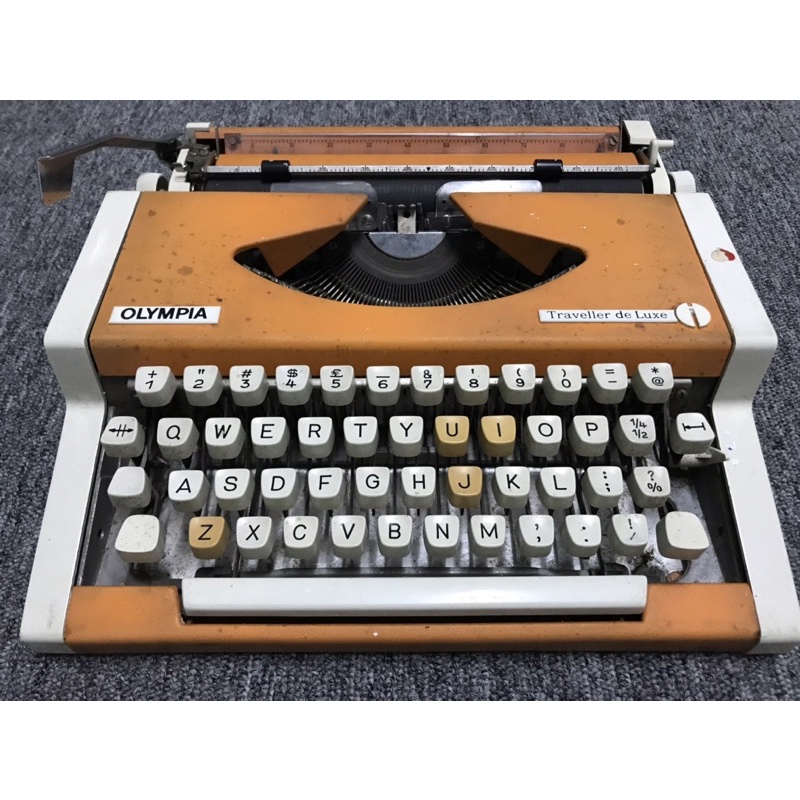 เครื่องพิมพ์ดีด Olympia Travell de luxe Vintage