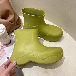 ราคาRain boots รองเท้าบูทกันฝนแฟชั่นสตรีสวมใส่ด้านนอกอะโวคาโดสีเขียวพื้นหนาเพิ่มป้องกันการลื่นไถลรองเท้าน้ำฝนท่อสั้น