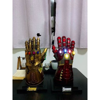 [ส่งฟรี] โมเดล Avengers ถุงมือ Iron Man / Thanos ใส่ได้ เปิดไฟได้ วัสดุโลหะ ตั้งโชว์ได้ สูง 46cm พร้อมฐาน งาน HCMY