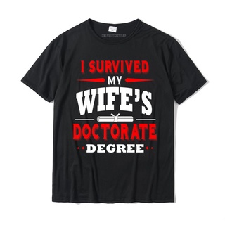 เสื้อยืด ผ้าฝ้าย พิมพ์ลาย I Survived My Wifes Doctorate Degree PhD สําหรับผู้ชายสามารถปรับแต่งได้