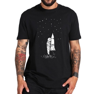 เสื้อยืด ผ้าฝ้าย 100% พิมพ์ลายนักบินอวกาศ Fly With Rocket Galaxy คุณภาพสูง สีดํา ไซซ์ EUS-5XL