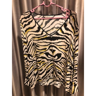 เสื้อ zara ลายเสือคอวี ผ้าทิ้งตัว **ไม่เคยใส่**