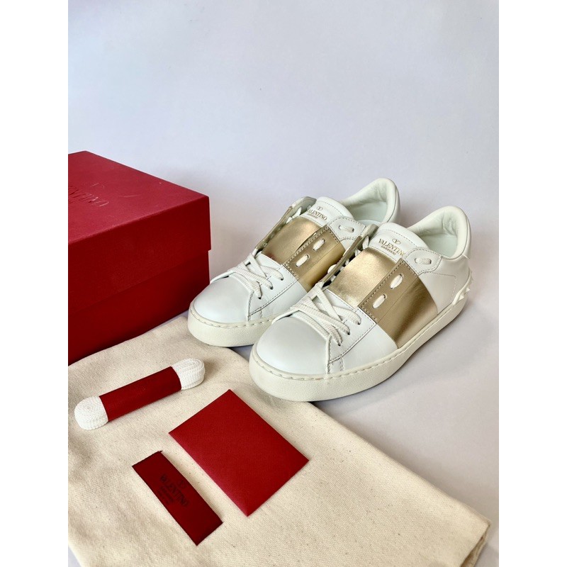 รองเท้าผ้าใบ Valentino