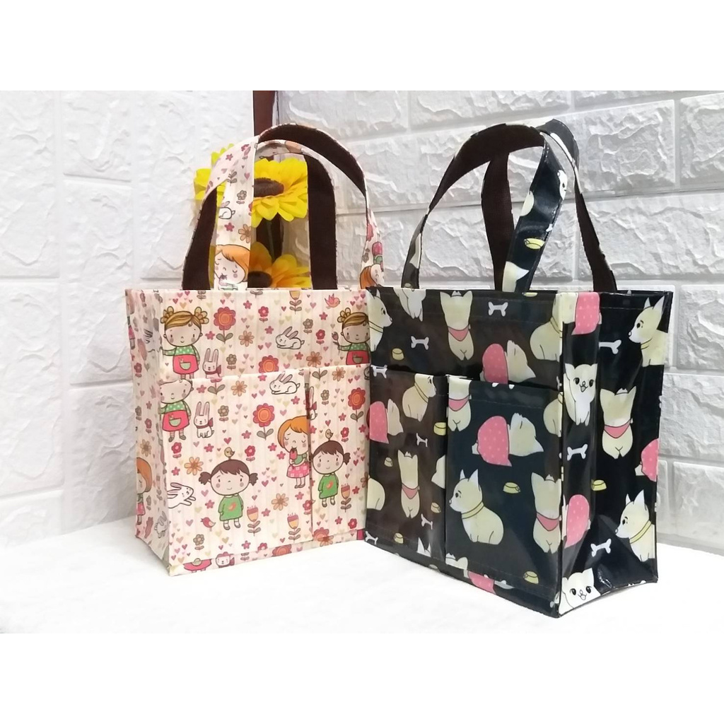 กระเป๋าผ้าเคลือบกันน้ำ ขนาดกระเป๋าไซส์Sสูง9นิ้ว×ยาว9.5นิ้ว×ฐาน4.5นิ้วใส่กล่องข้าวใส่แก้วเยติได้2ใบมัลายให้เลือกเยอะนะคะ