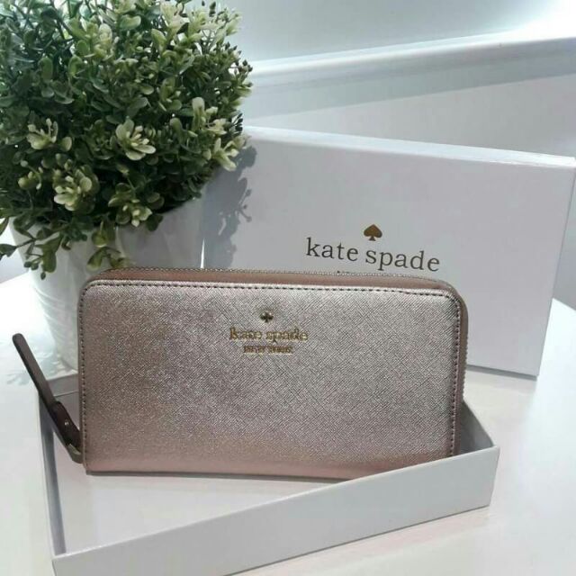 กระเป๋าสตางค์ใบยาวซิปรอบ แบรนด์ Kate Space แท้งานoutlet วัสดุหนังลาย saffiano อะไหล่สีทอง   ใบนี้สวย