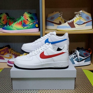 ♗【คลังสินค้าพร้อม】100% Original Nike Air Force 1 Low "Mismatched Swoosh" สีขาวสีแดงสีน้ำเงิน CT2816-100