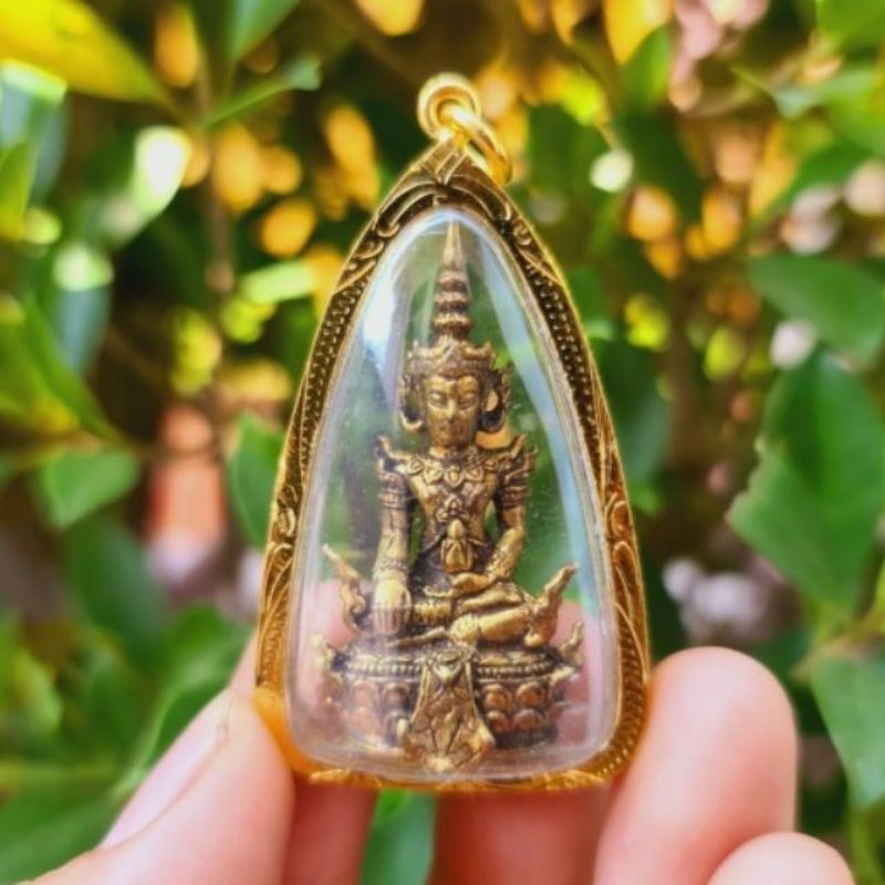 พระมหาจักรพรรดิ หลวงปู่ดู่ วัดสะแกบูชาคู่กับสวดคาถาจักรพรรดิ จะได้ผลดีนักแล
