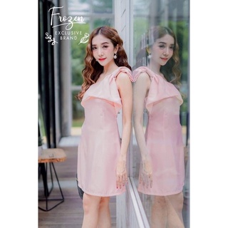เดรสไหล่เดียว แต่งระบายอกไหล่แต่งโบว์ ผ้าซาร่าสีพื้น ลุคสวย น่ารัก มีซิปข้าง เอวเรียบไม่สม็อค