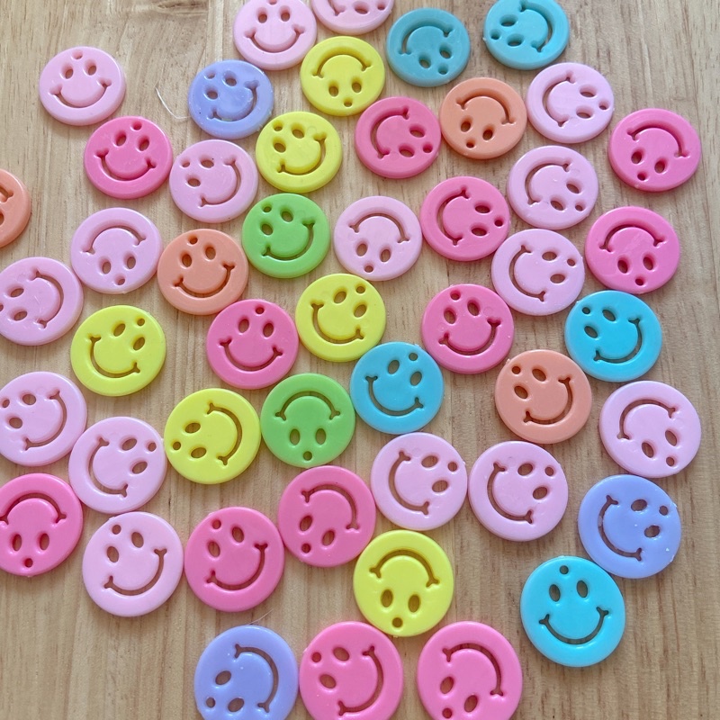 จี้หน้ายิ้มสีพาสเทล A074 มี2ขนาด ลูกปัดตกแต่งdiy