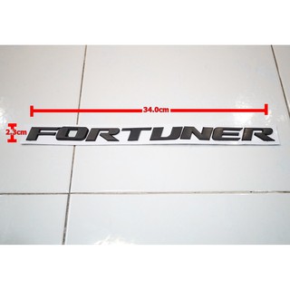 V2ป้ายตัวอักษร TOYOTA FORTUNER พลาสติกสีดำ ขนาด 34.0x2.3cm ติดตั้งด้วยเทปกาวสองหน้าด้านหลัง