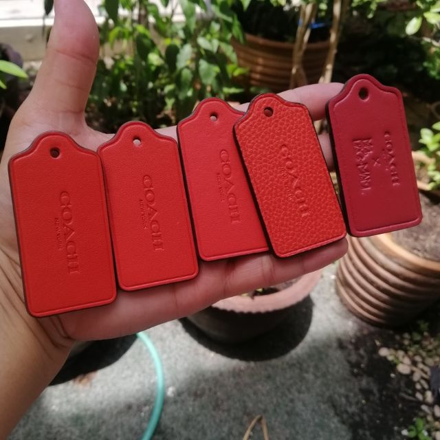 🇺🇲🇺🇲 แท๊คห้อยกระเป๋า Tag Coach Hangtag Keyring Keychain โทนสีแดง Size L- XL ของแท้ 100%