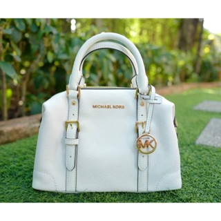 (ผ่อน0%) กระเป๋า สะพายข้าง หนังแท้ สีขาว Michael Kors Ginger Small Duffle Satchel Leather