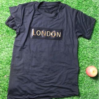 เสื้อยืดสีดำสกรีนลายตัวอักษร LONDON