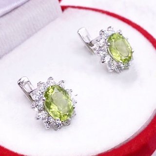 N6402 ต่างหูพลอยเพอริดอทแท้ ( Peridot ) แบบอิงลิชล็อค ตัวเรือนเงินแท้ 925 ชุบทองคำขาว