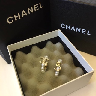 CHANEL CRYSTAL PEARL CC NO.5 HOOP DROP EARRINGS GOLD เครื่องประดับแบรนด์ชาแนล ตุ้มหูห่วง ต่างหูมุกสีขาว แฟชั่นผู้หญิง