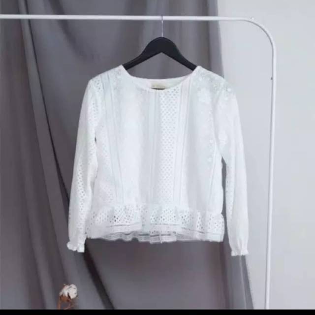 เสื้อลูกไม้ Edmee Outfit Preloved