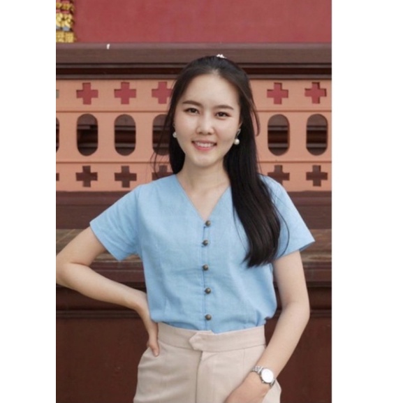 เสื้อพื้นเมืองผู้หญิง เสื้อผ้าฝ้ายคอวีแขนสั้น แต่งกระดุมหน้าเก๋ๆ สีฟ้า