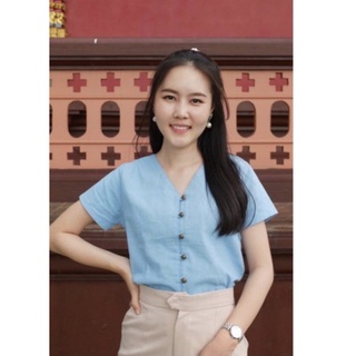 เสื้อพื้นเมืองผู้หญิง เสื้อผ้าฝ้ายคอวีแขนสั้น แต่งกระดุมหน้าเก๋ๆ สีฟ้า