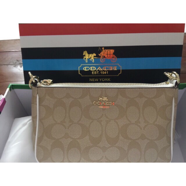 COACH Handle Pouch F36674 แท้ มือ 2