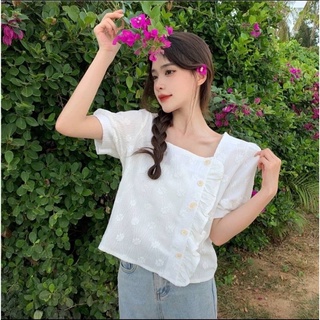 🌷 Aricia top เสื้อสีพื้นแขนสั้นคอเหลี่ยมผ้าพิมพ์ลายดอกนูนเย็บแต่งระบายกระดุมเฉียงผ้านิ่มใส่สบายมากๆเลยค่ะรุ่นนี้