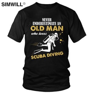 เสื้อยืด ผ้าฝ้าย พิมพ์ลาย Never Underestimate An Old Man Who Loves Scuba แฟชั่นสําหรับผู้ชายS-5XL