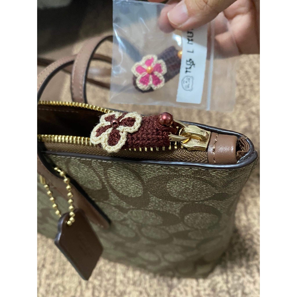 ไหมหุ้มซิปกระเป๋า หลากหลายแบรนด์ สีน้ำตาลเข้มตกแต่งดอกไม้ 2(สินค้าราคาต่อชิ้น)
