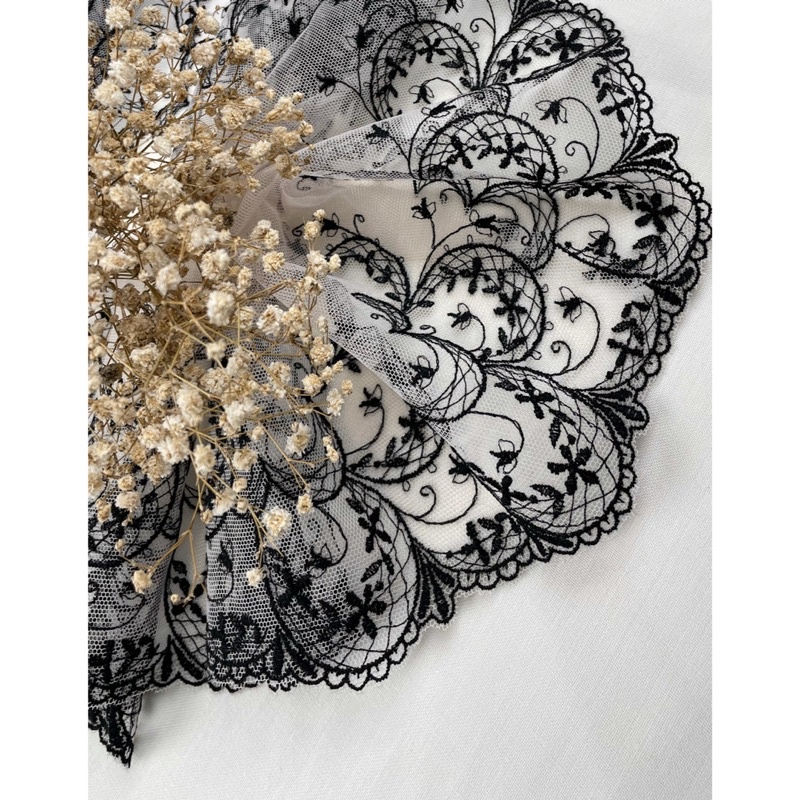 ลูกไม้สีเนื้อ ปัก สีดำ กว้าง 11 นิ้ว เมตรละ 120฿