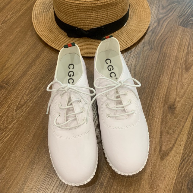 รองเท้าผ้าใบสีขาว CGC