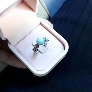 Zane Larimar Ring​ แหวนลาลิมาร์ หินพบรัก
สีฟ้าน้ำทะเล เกรดพรีเมียม ตัวเรือนเงินแท้  925