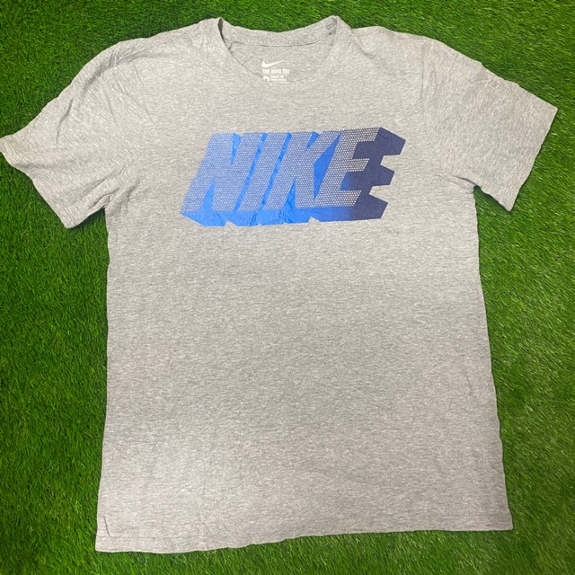 เสื้อไนสกี้มือสอง Nike logo Size M 20x27 ตะเข็บคู่ ไม่มีข้าง ตำหนิสกรีนแตกร้าวตามรูป Price 90 baht ส