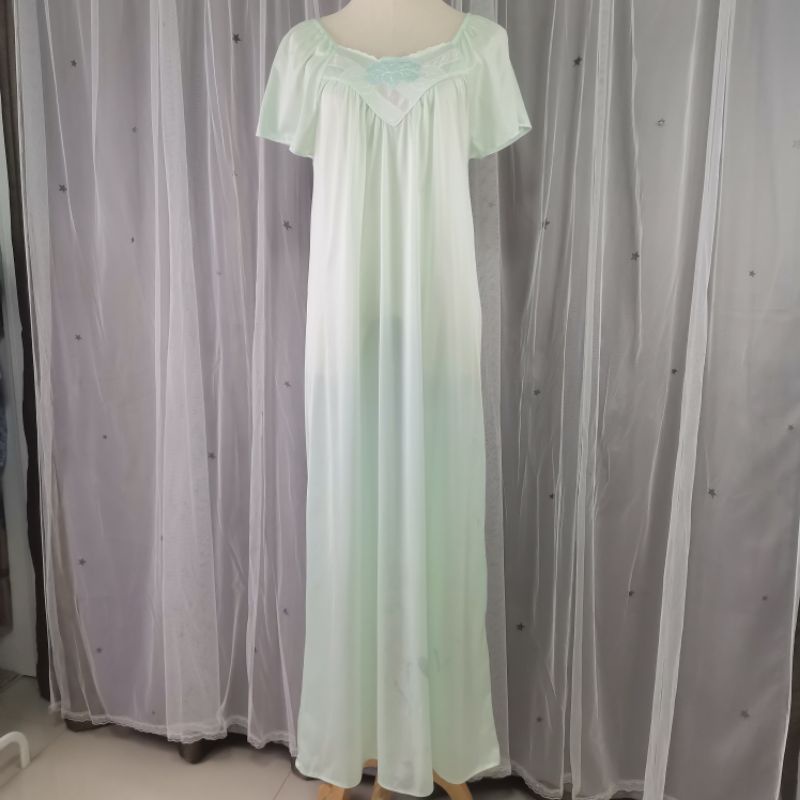 ชุดนอนเดรสสีเขียว​อ่อน ฟรีไซส์​ แบรนด์​ Jmart-Fit (มือสอง)​