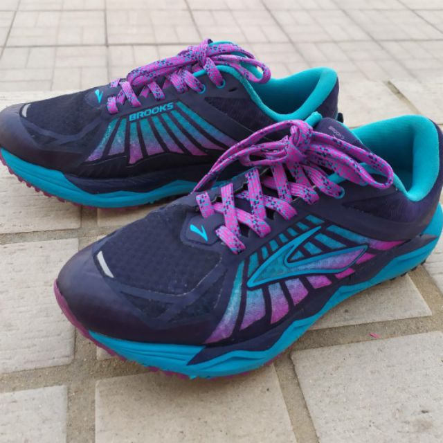 รองเท้าวิ่งเทรล ยี่ห้อ Brooks